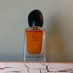 Giorgio Armani Si perfume